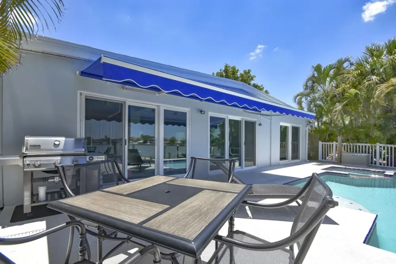 Water Lover's Paradise - Weekly Rental 2 Bedroom Home by Redawning