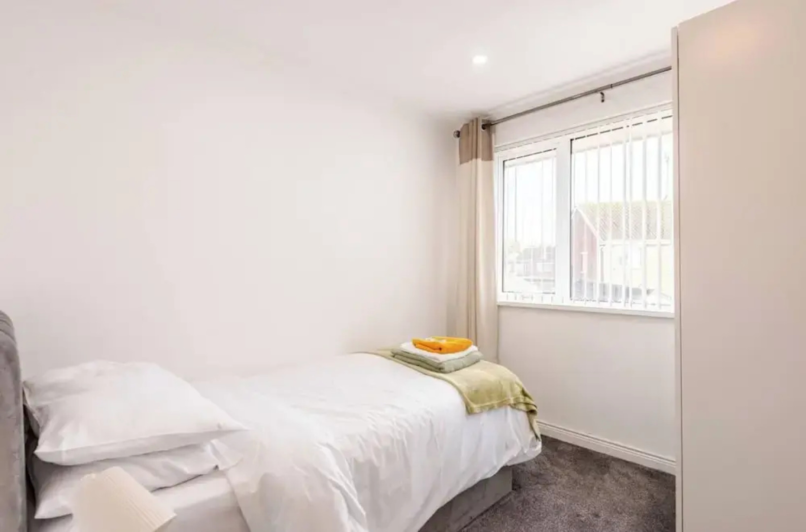 4 bed House - Private Garden - Free Parking