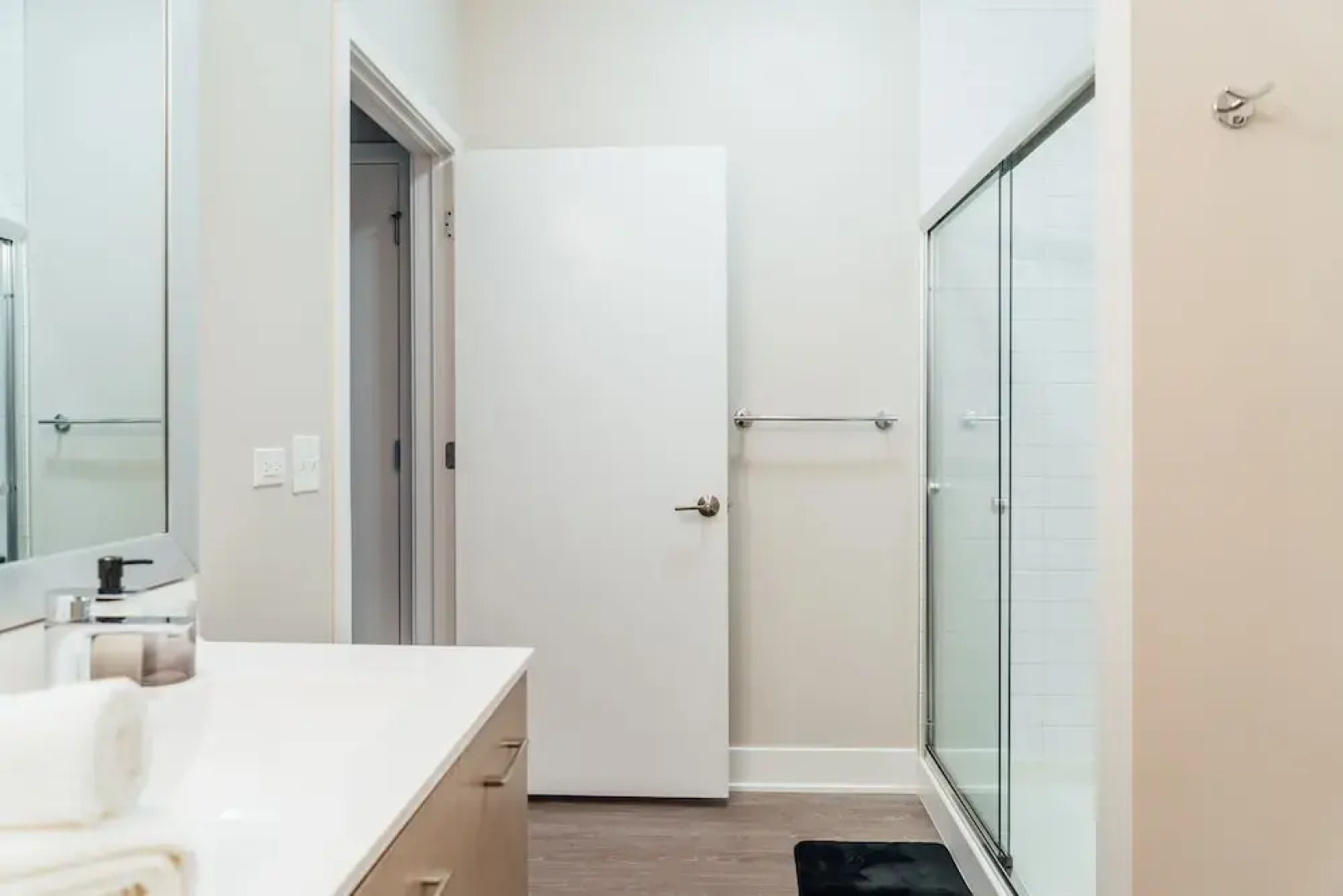Bright Stylish 2BR Apt in Oak Brook