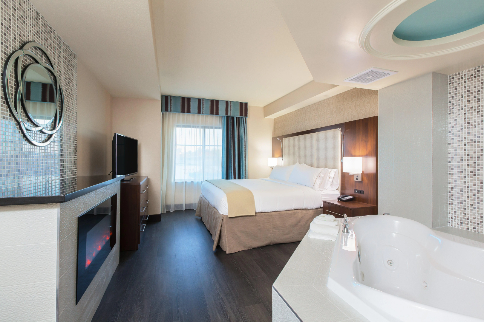 Holiday Inn Express & Suites Eureka by IHG