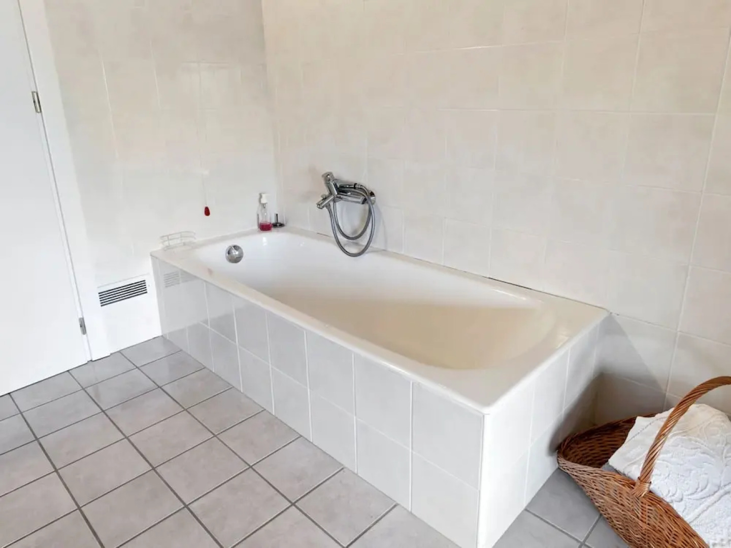 Belvilla by OYO Secluded Apartment With Balcony