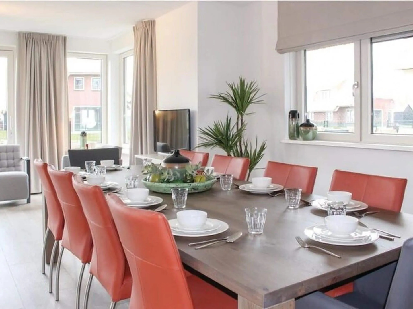 Beautiful villa with enclosed garden, in a holiday park on the Frisian lakes