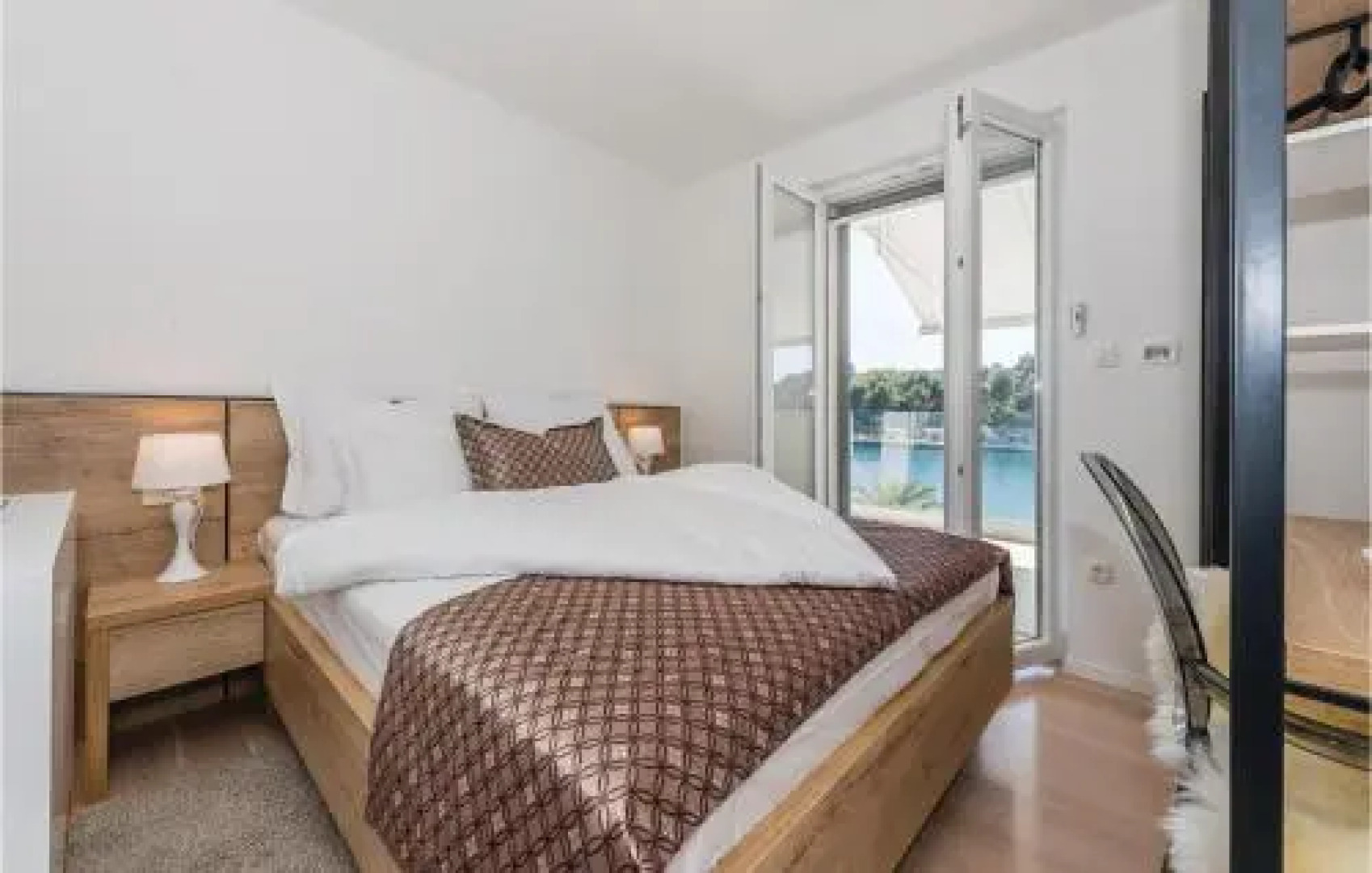 Four-Bedroom Holiday Home in Milna