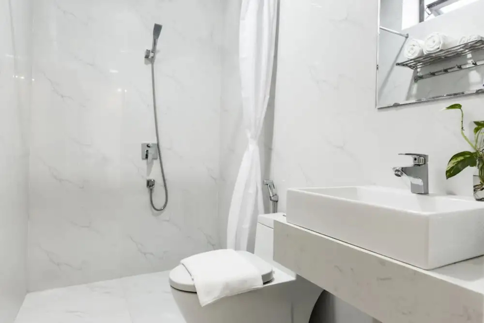 Lyn's Hotel & Apartment