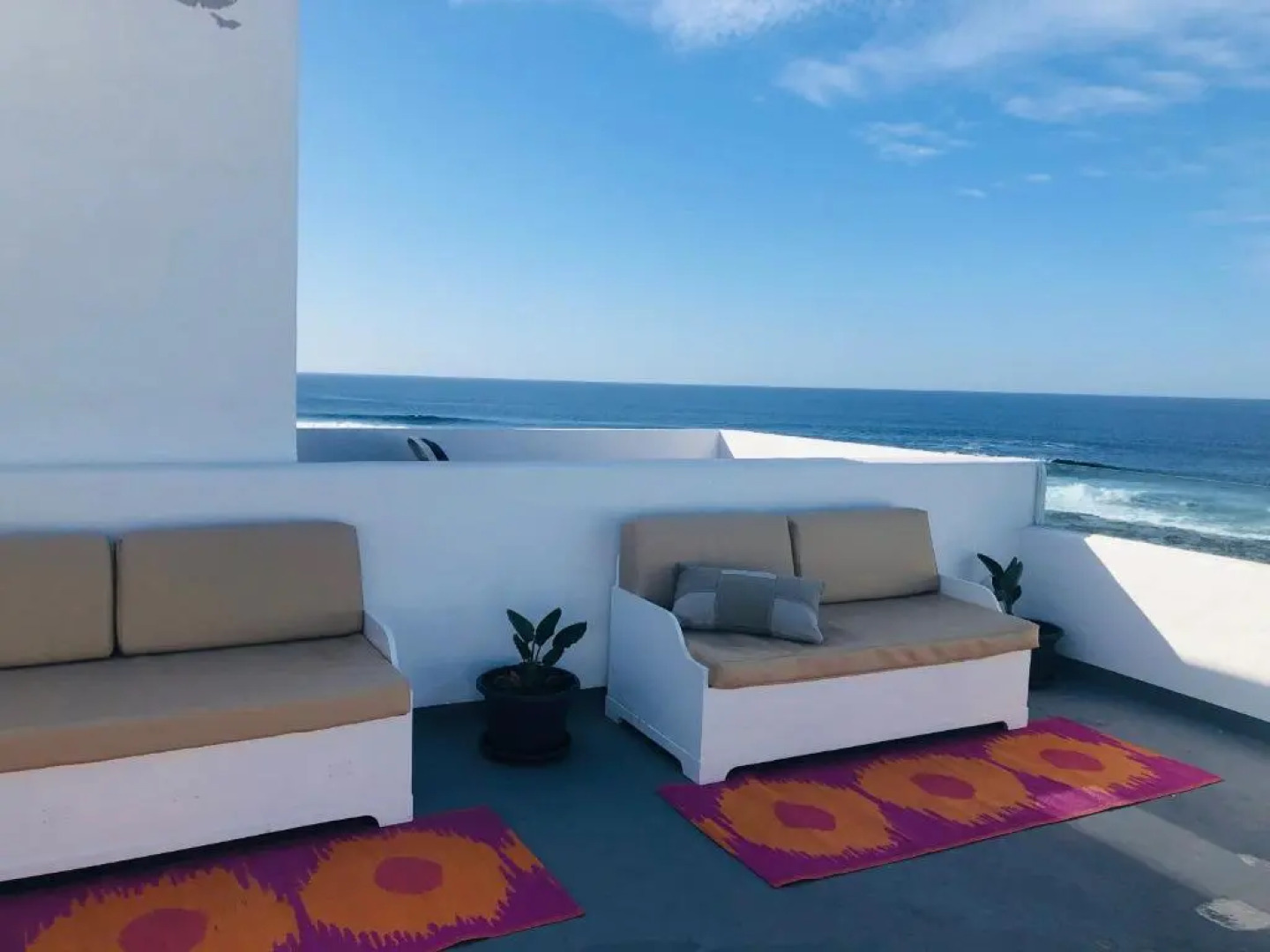 CASA ANCLADA en LA SANTA- 4 Apartamentos frente al mar- 1ª linea solarium barbacoa