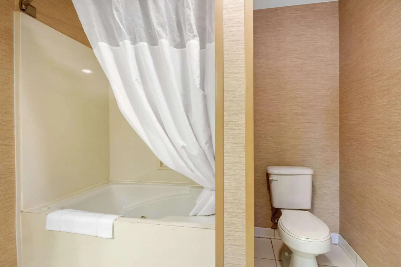 Quality Inn & Suites Benton - Draffenville