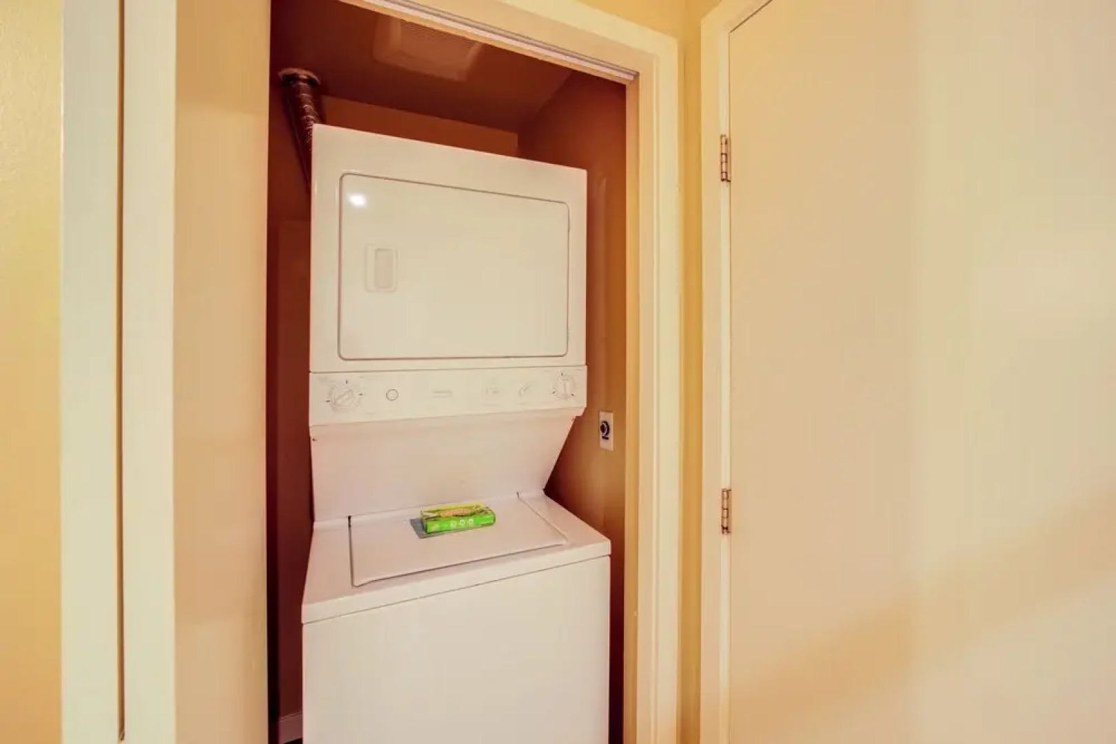 Walk to Lake Chelan: Condo w/ Pool Access