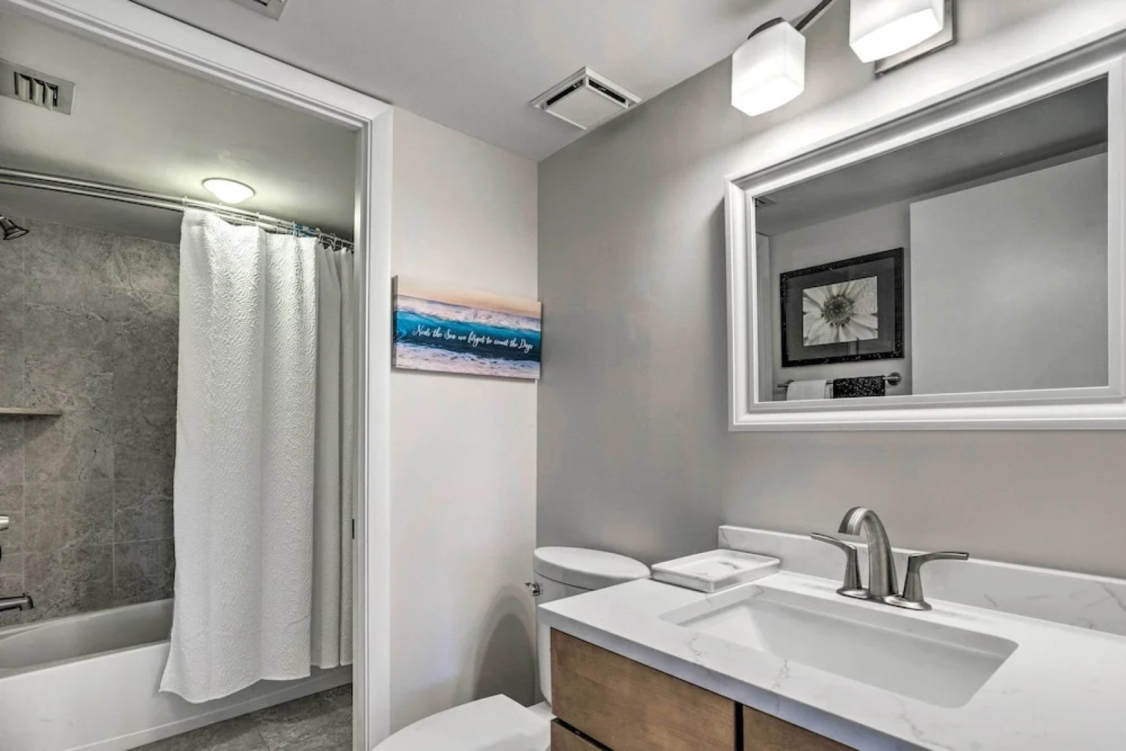 Jupiter Bay Condo w/ Pool < Half Mile to Beach!