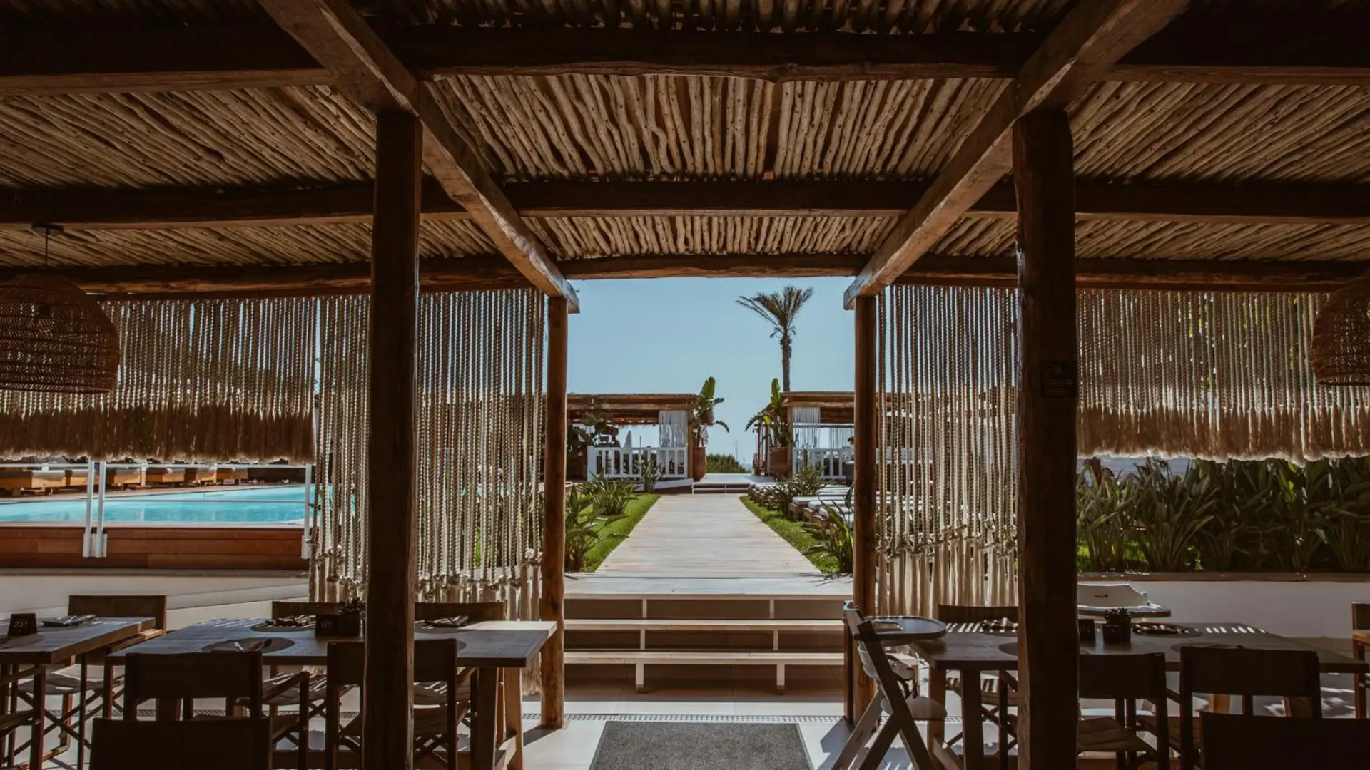 Cumeja - Beach Club & Hotel