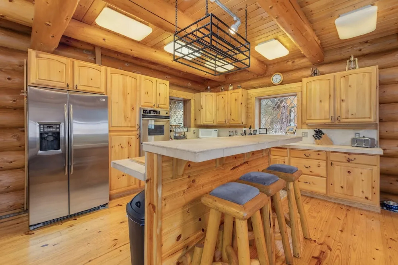 Soaring Pines Lodge 1 Bedroom Home by NW Comfy Cabins by RedAwning