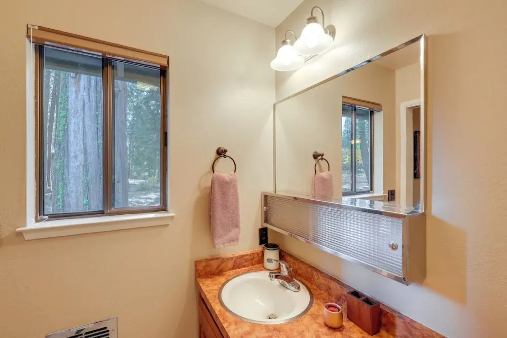 Quiet Cabin w/ Deck: Near Lake Almanor!