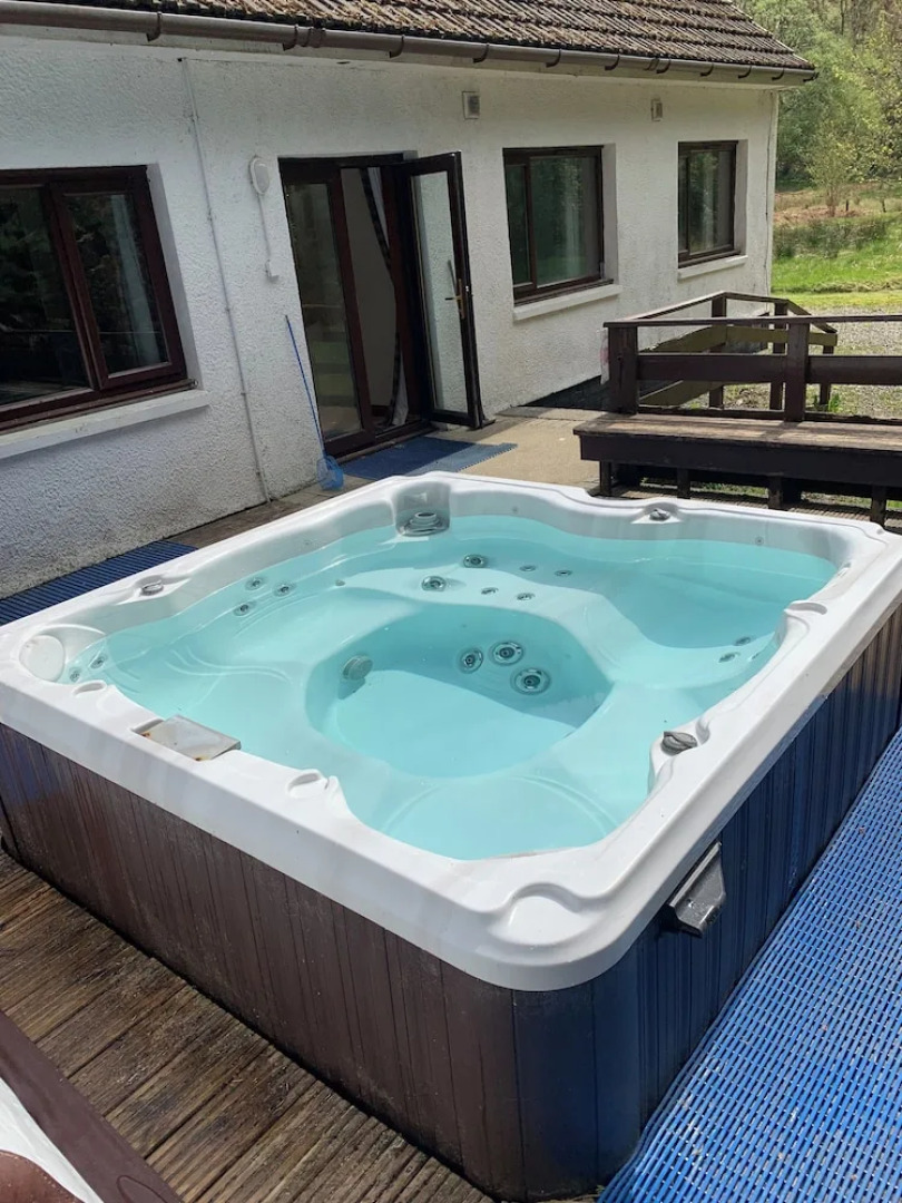 Captivating 5-bed Cottage With Private hot tub