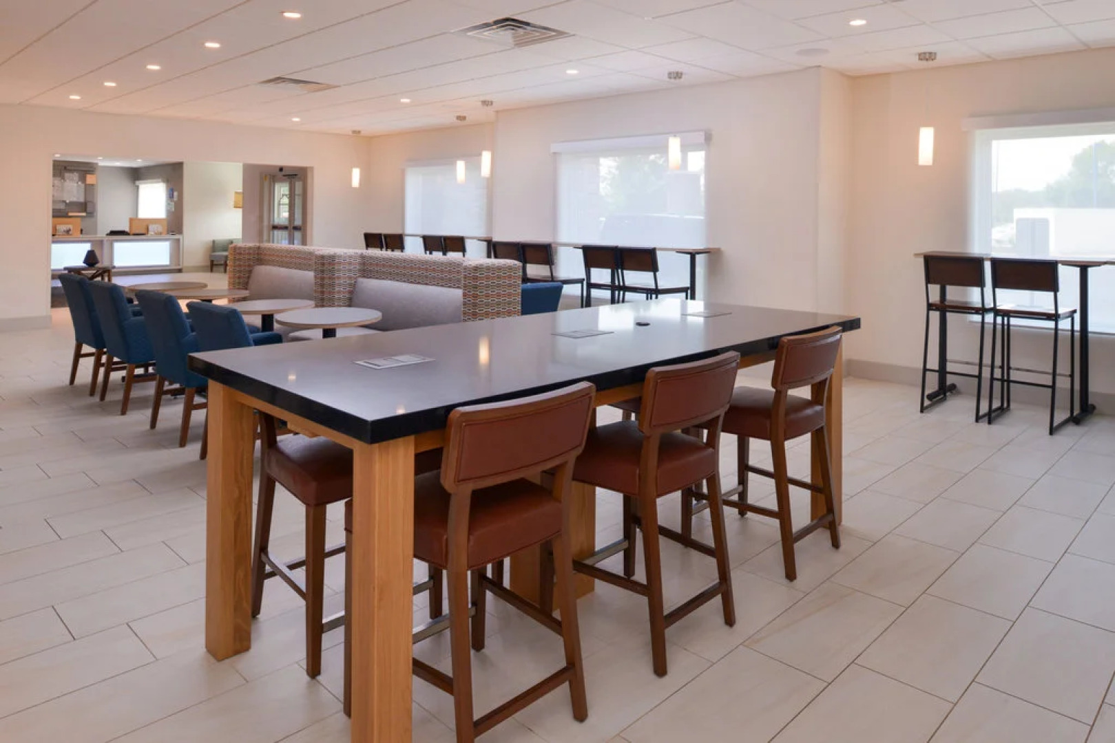 Holiday Inn Express & Suites Omaha - 120th and Maple by IHG