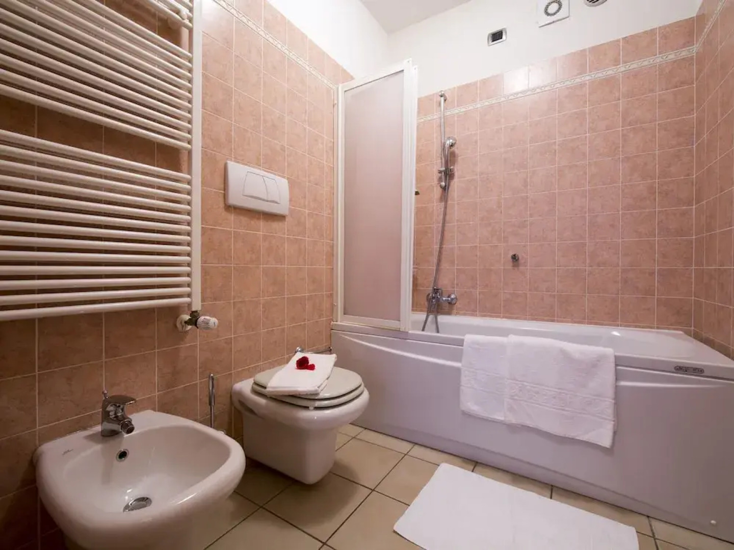 Pleasing Furnished Apartment With View of the Lake