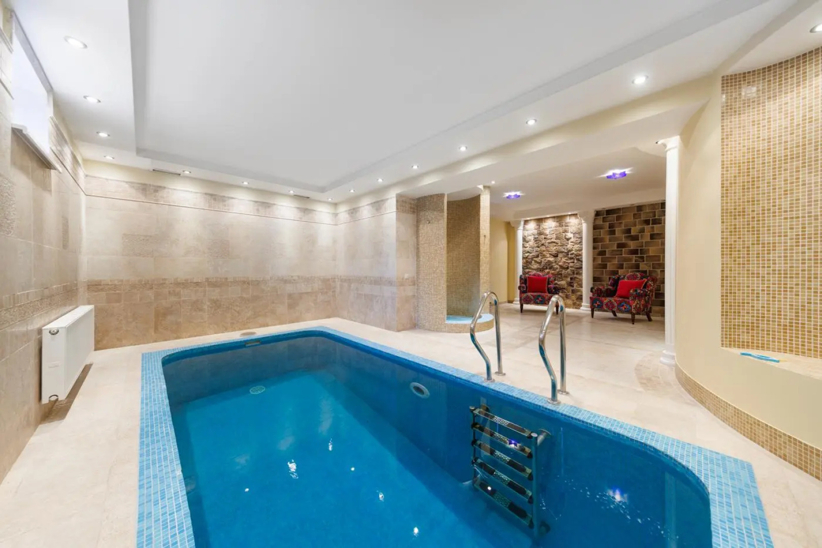 Коттедж с бассейном