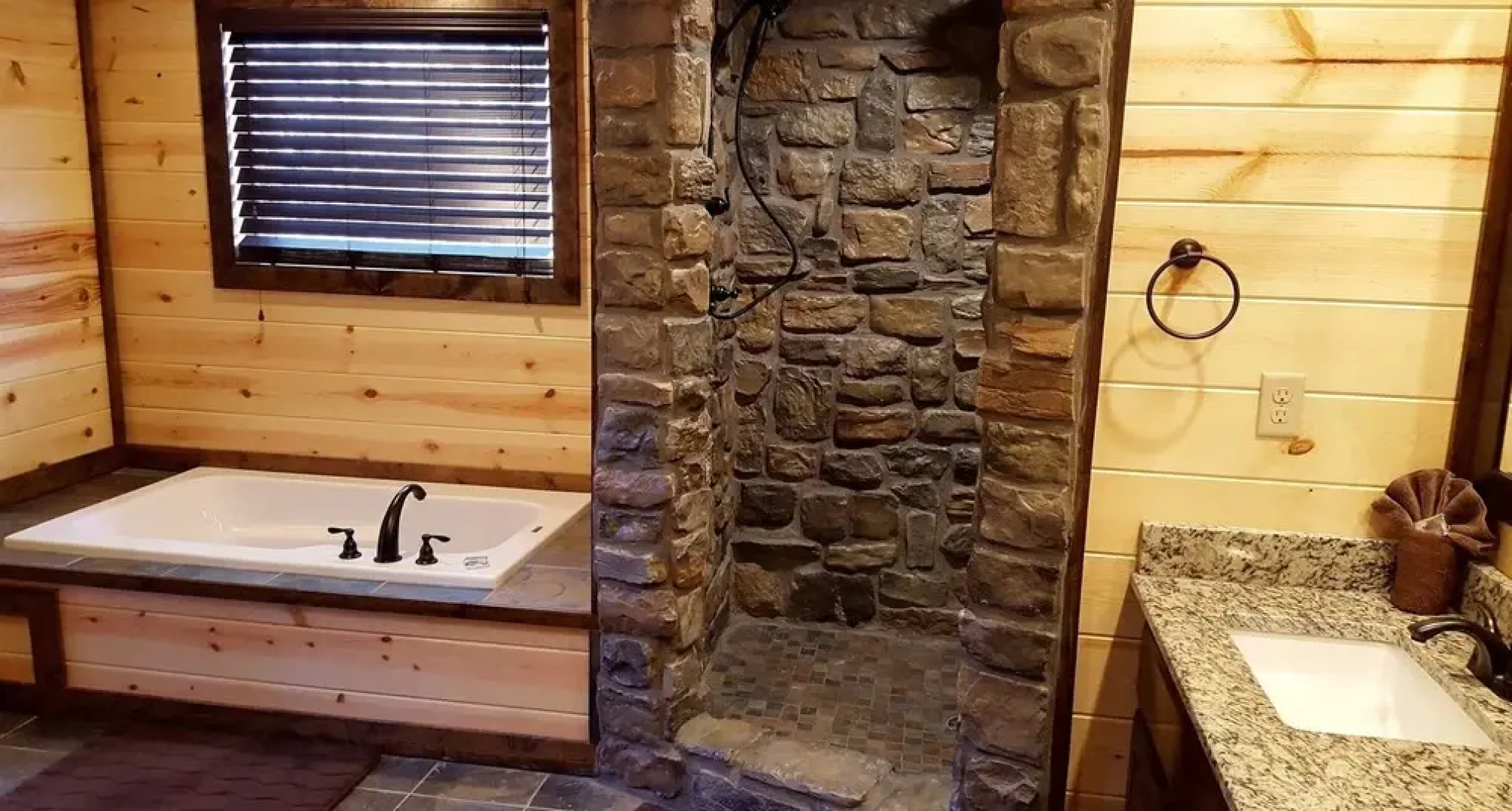 Ace in the Hole Cabin in the Wood With Hot Tub and Fireplace by Redawning
