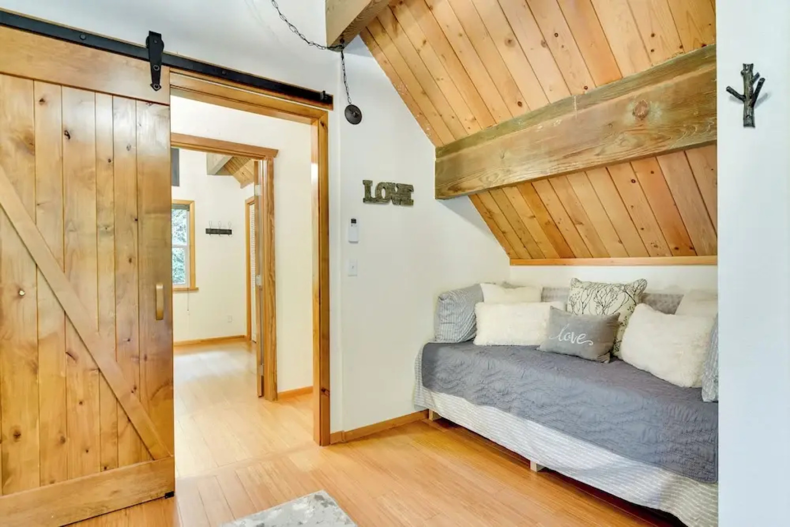 Peaceful Mt. Hood Cabin w/ Hot Tub & Fire Pit!