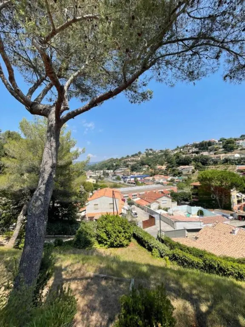 Studio en bas de villa avec piscine proche bord de mer