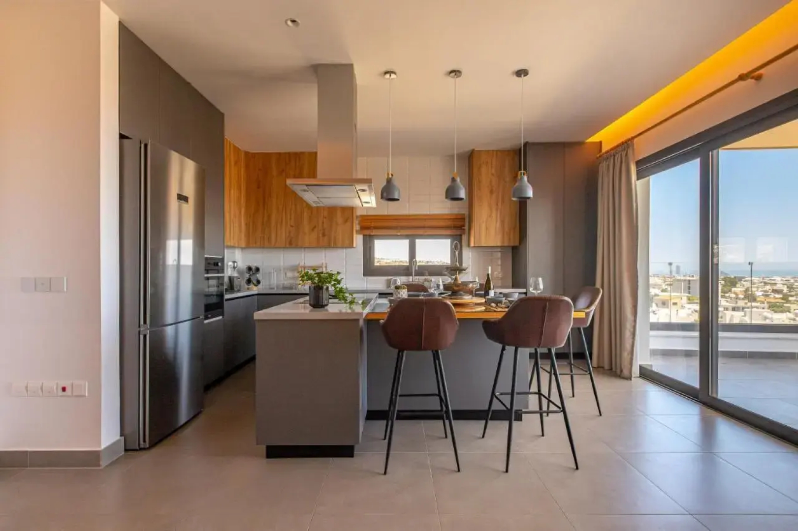 Eagles Nest- 2BR stylish, free park, Netflix