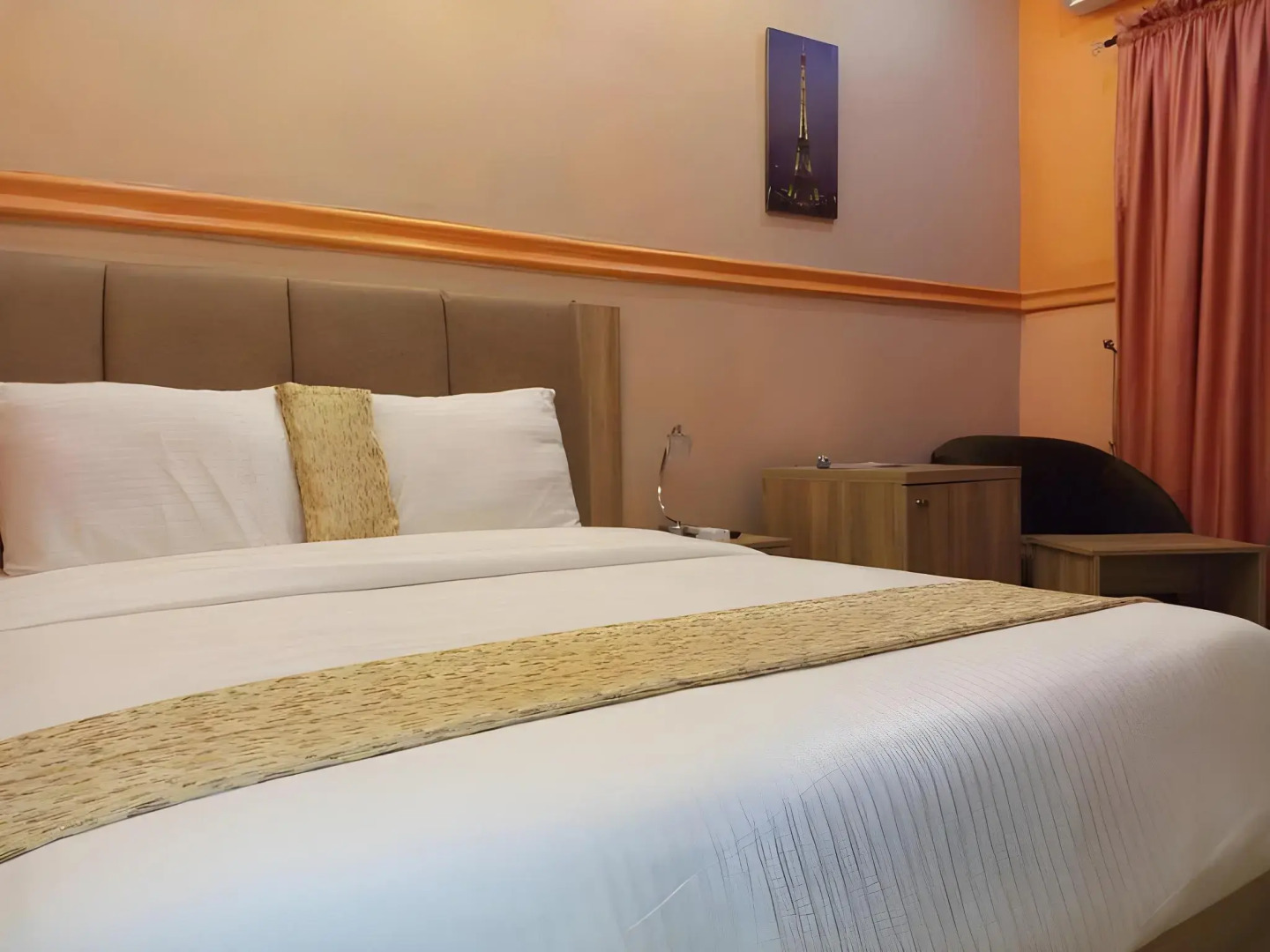 Euro Lounge and Suites