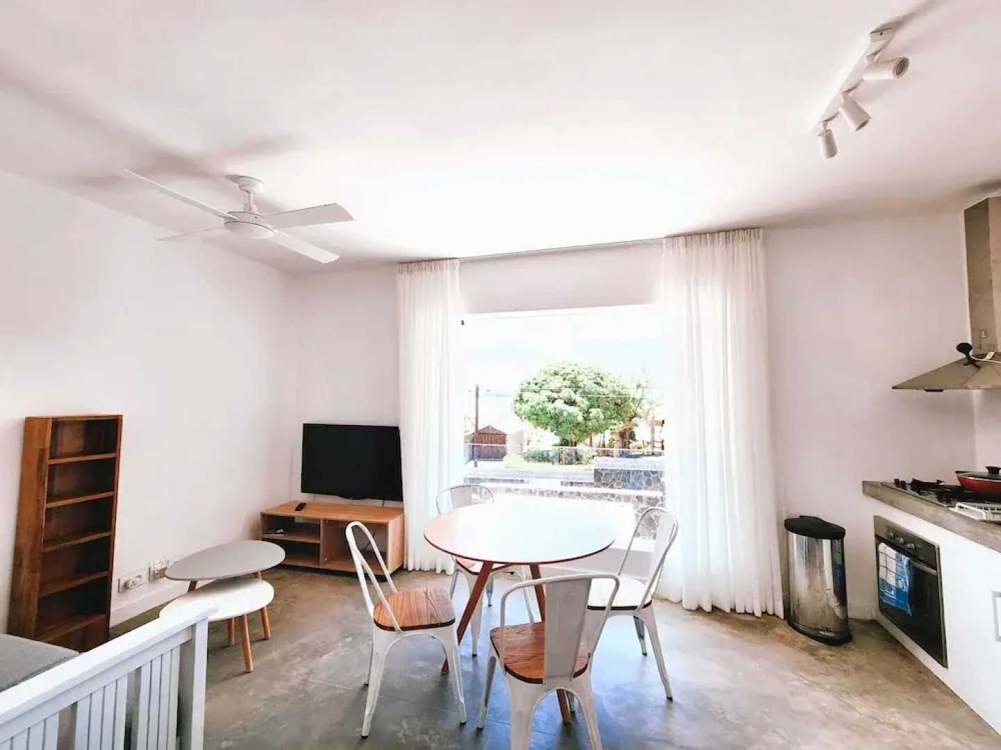 Luxury beachfront villa with private pool and cozy Pavillon with private jacuzzi on rooftop terrace