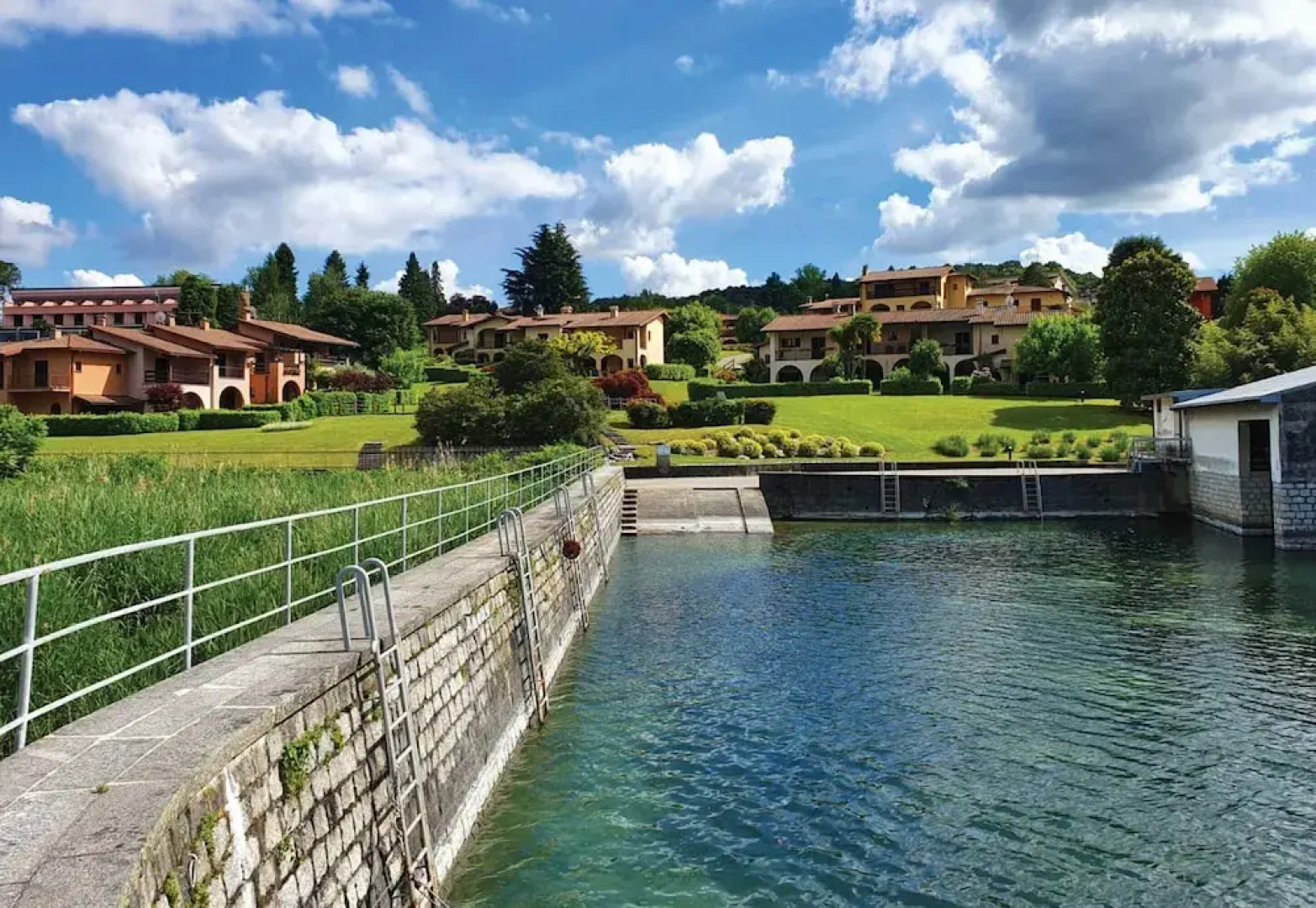 Lake View Pool Apartment in Ranco