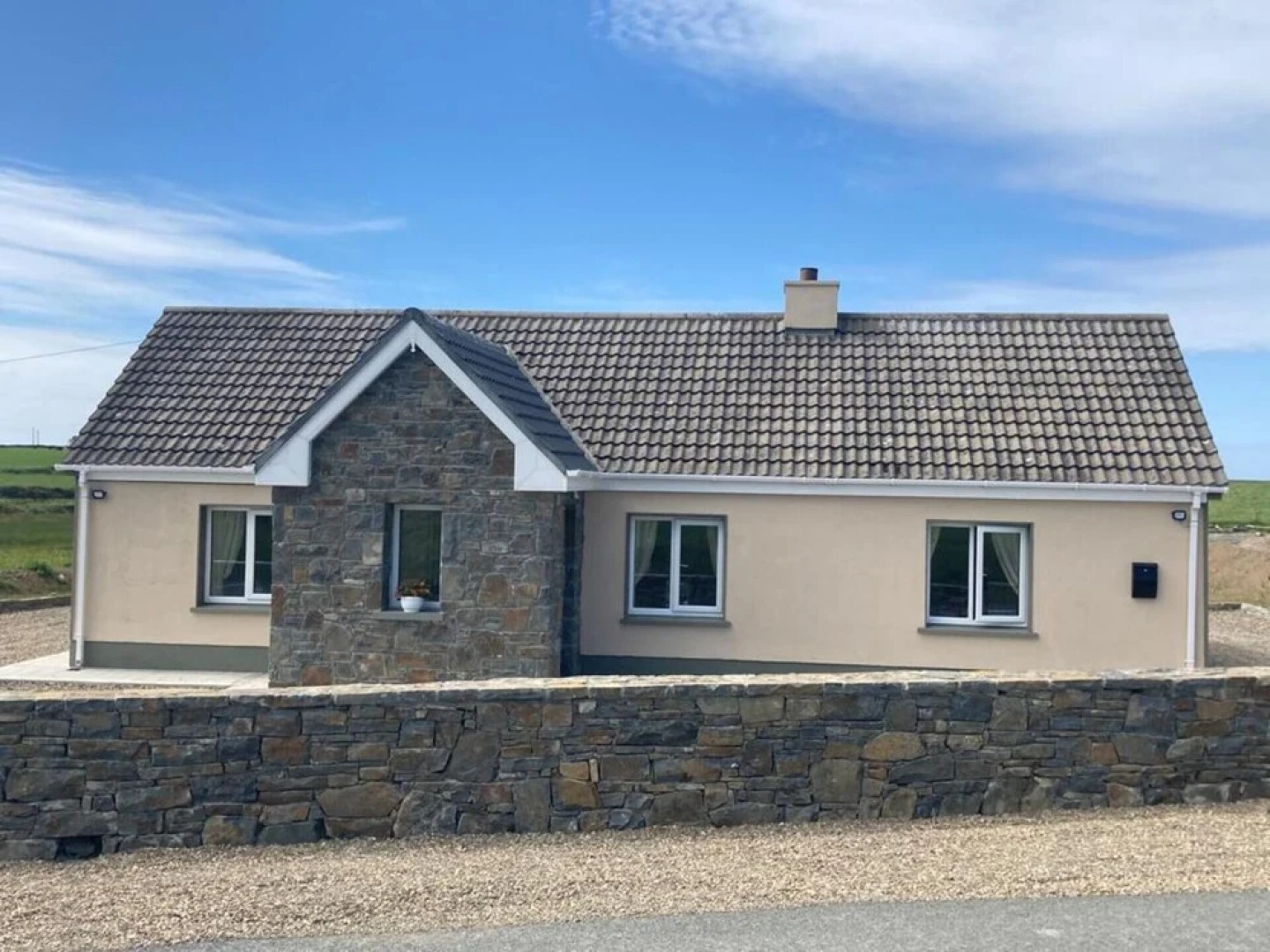 Beautiful 3-bed Cottage in Scenic Sea View