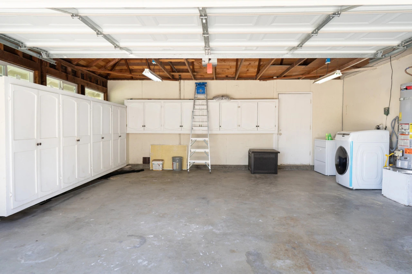 SPACIOUS 4-BEDROOM HOME WITH LARGE YARD AND GARAGE NEAR KNOTT'S BERRY FARM (p67)