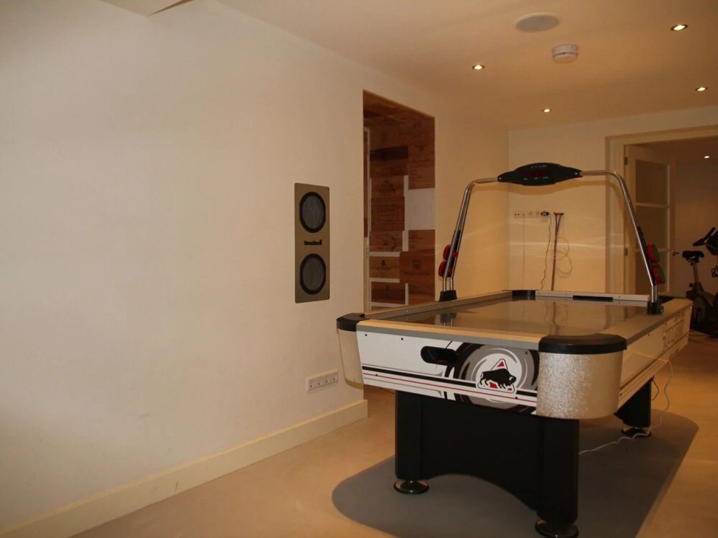 Lavish Holiday Home in Loosdrecht with Hot Tub