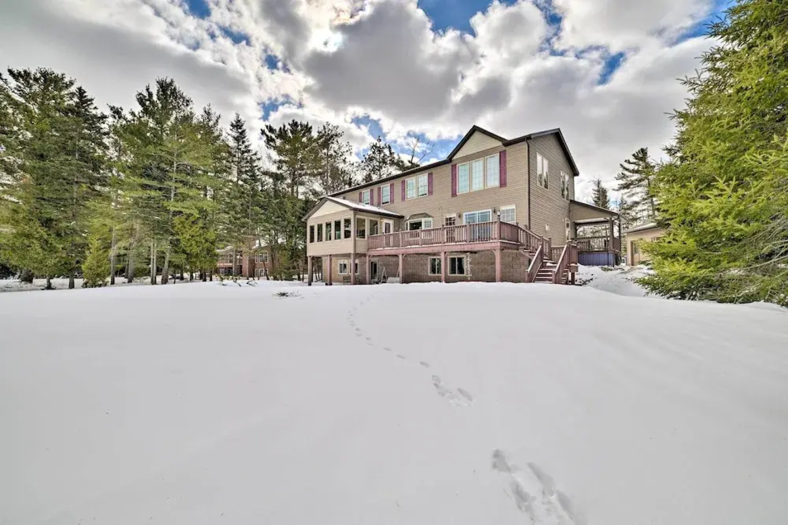 Spacious Lakefront Home w/ Sunroom & Bar!