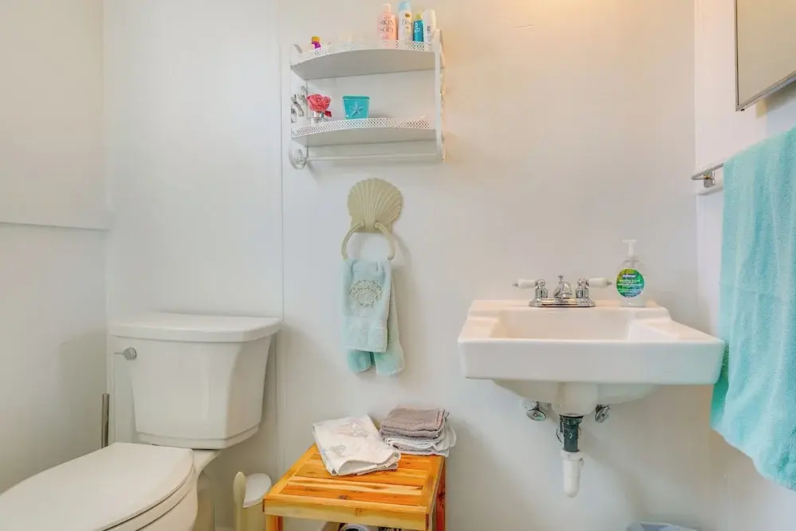 1 Mi to Avalon Pier: Charming Coastal Cottage!