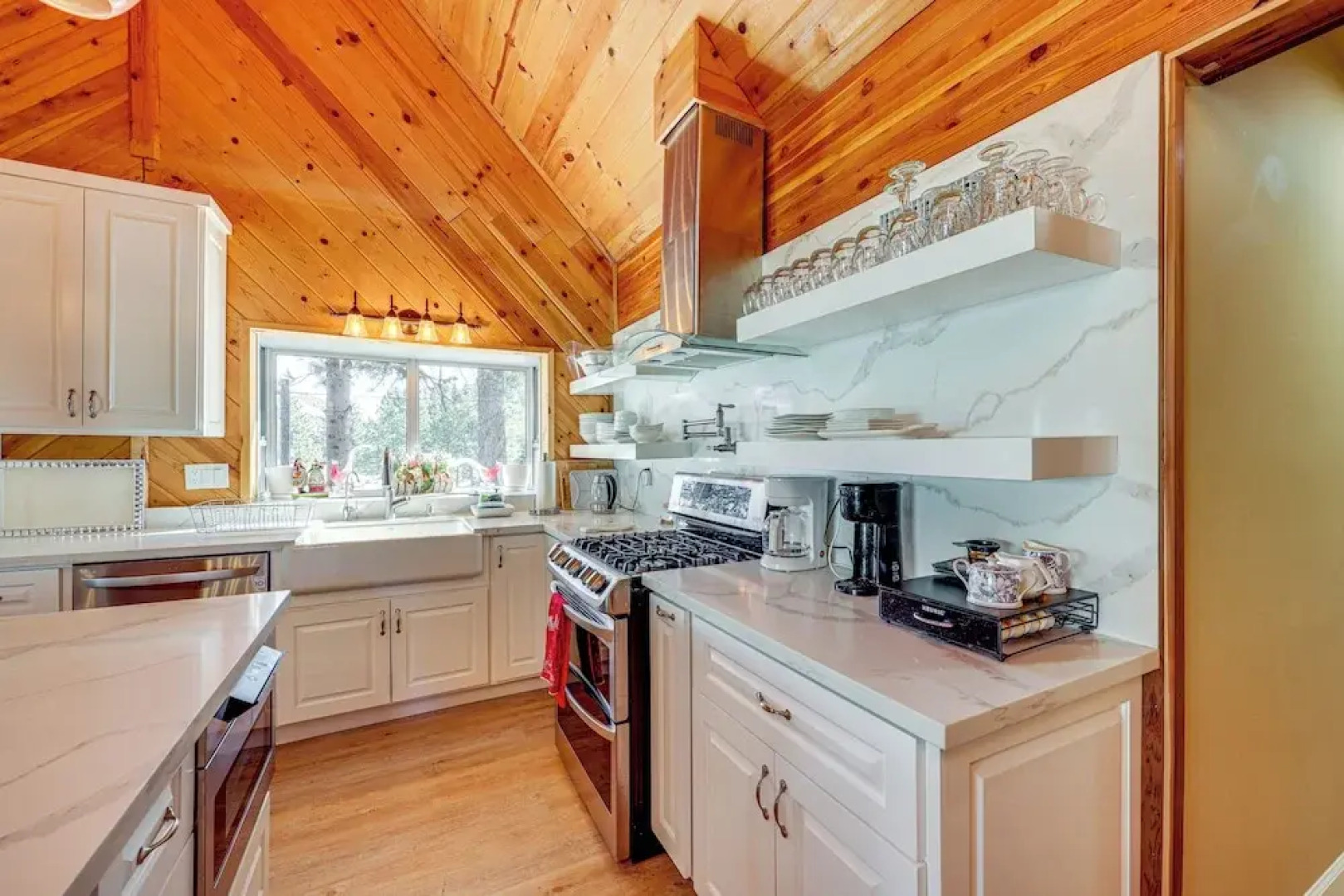 Wraparound Deck & Grill: Wrightwood Cabin Near PCT