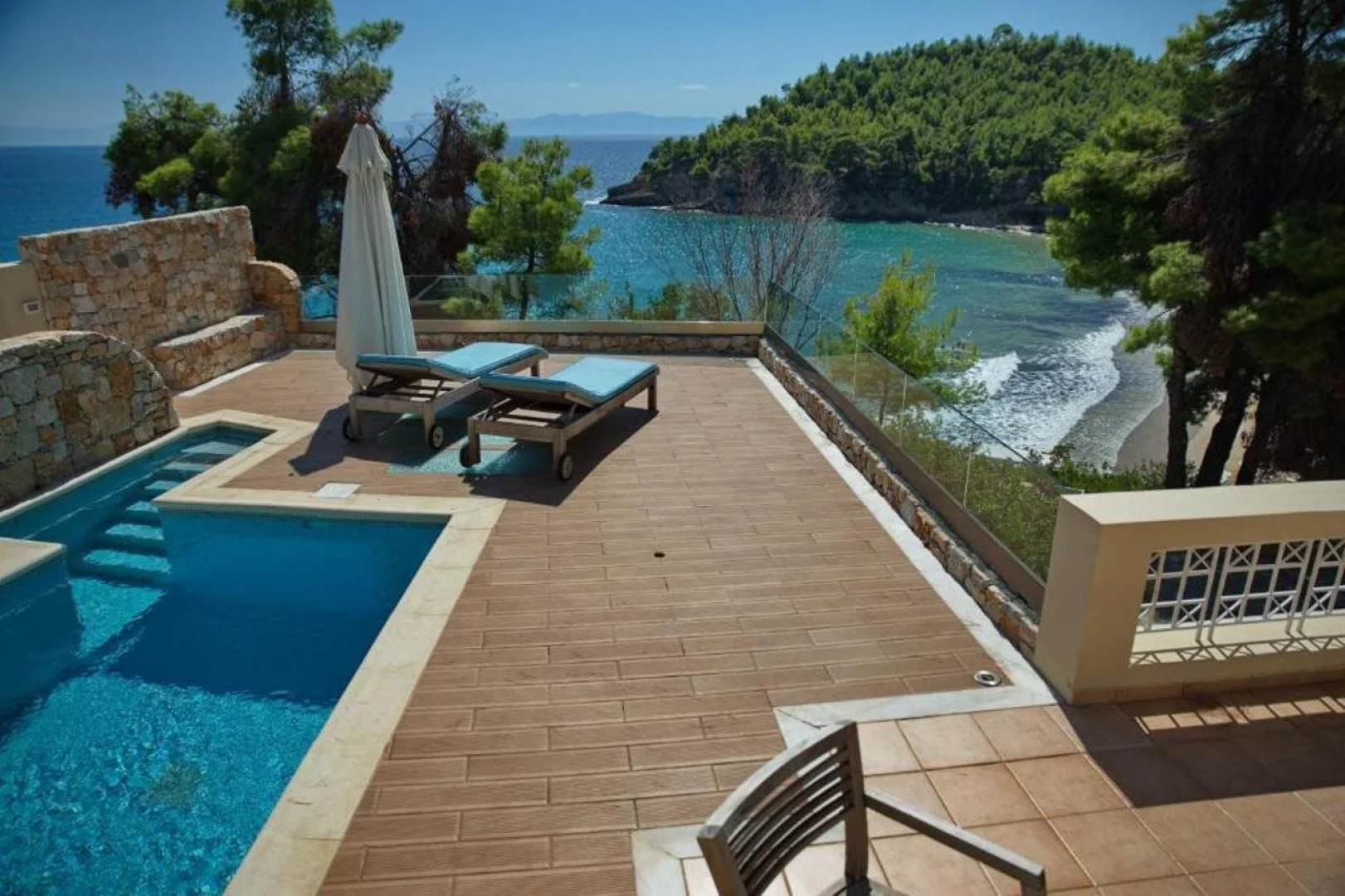 Alonissos Beach Bungalows & Suites Hotel