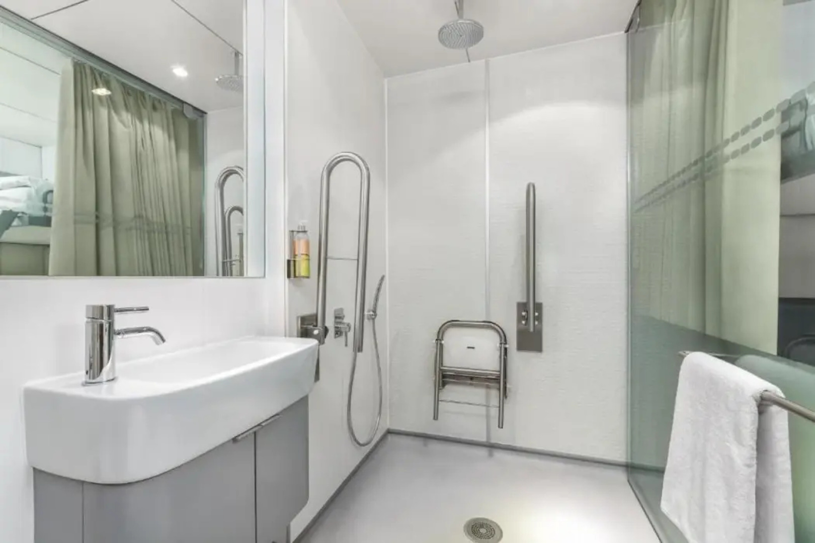 YOTELAIR Amsterdam Schiphol - Transit Hotel