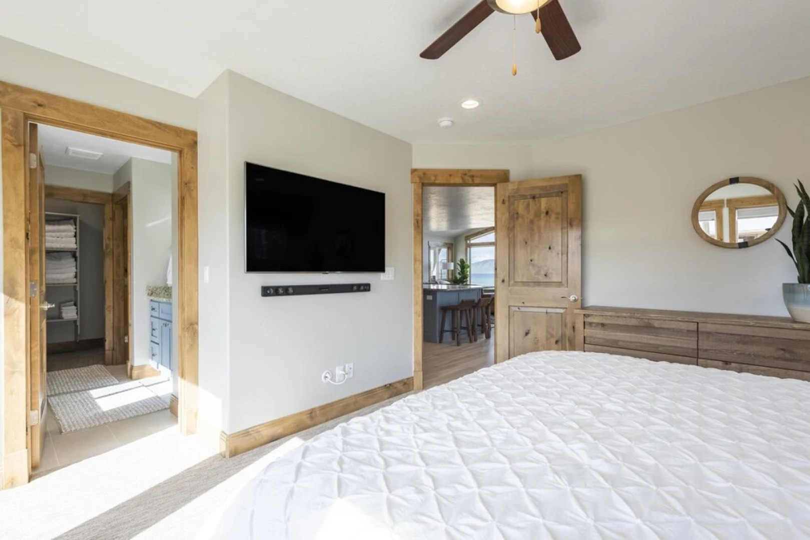 Beautiful Modern Lakefront Home - Private Beach Access, Clubhouse, Pool, & Hot Tub