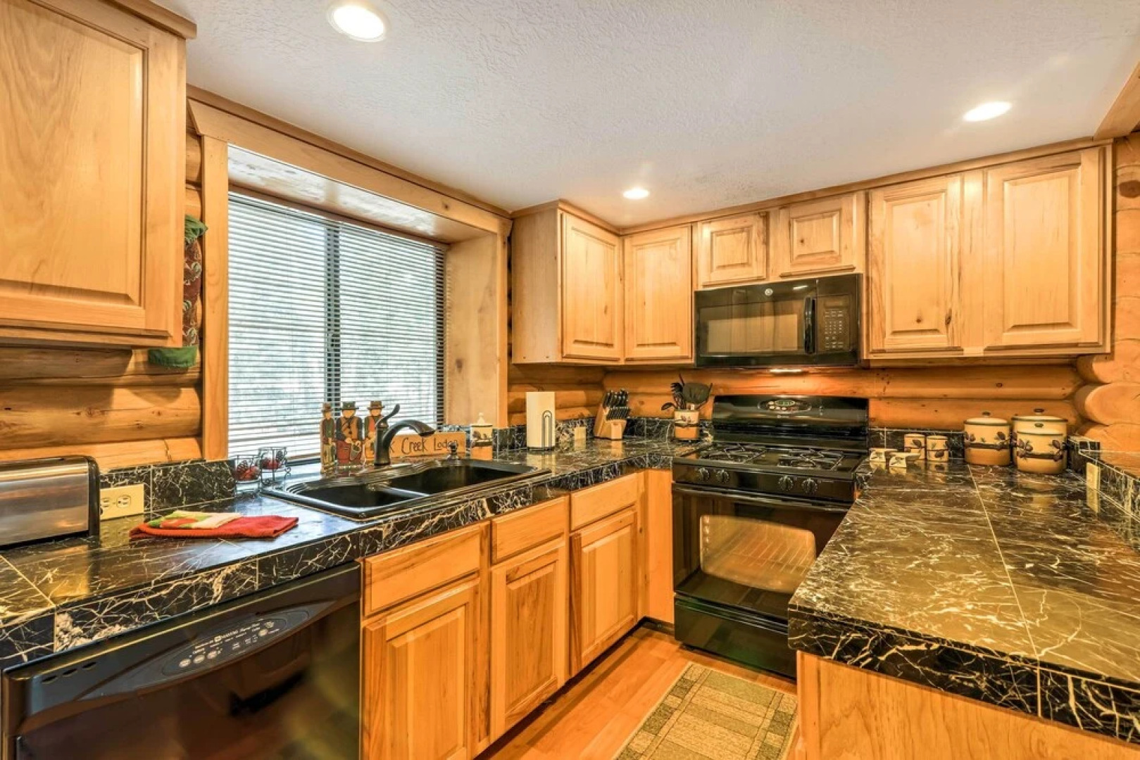 Cozy Utah Cabin w/ Deck & Fire Pit!