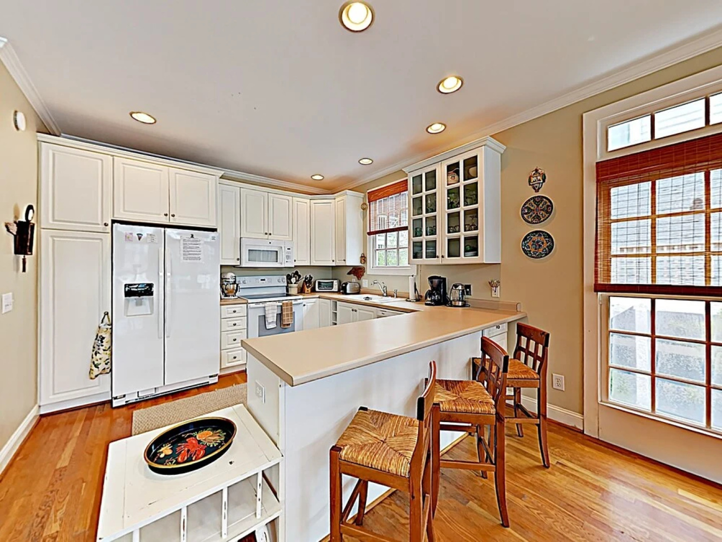 Charming & Spacious , 200 Steps From The Sand 3 Bedroom Condo