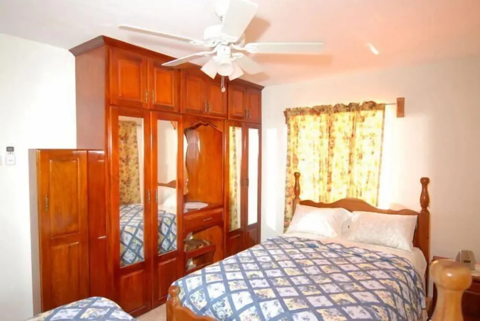 J&G's Tropical Apartments