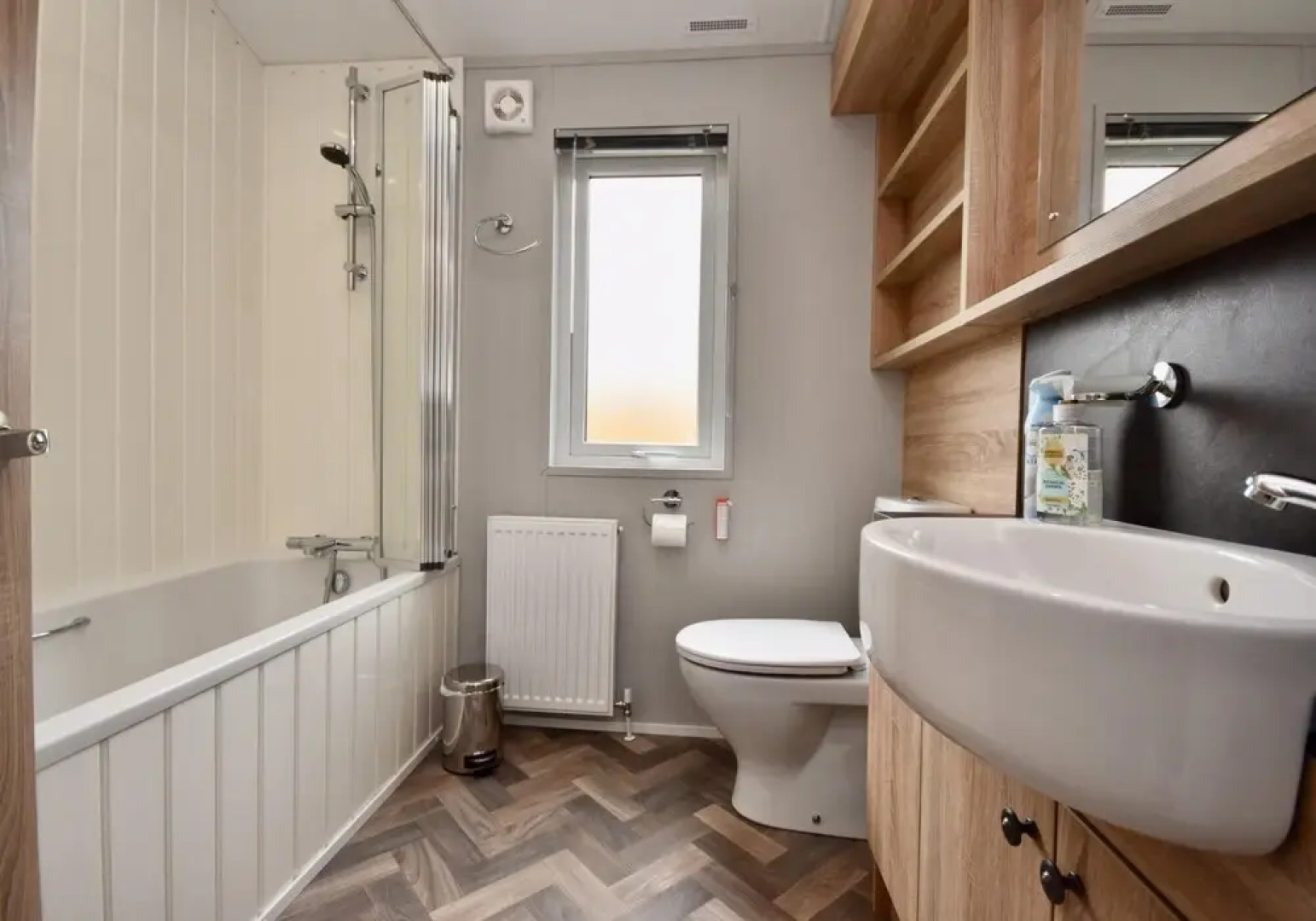 Poppy An Immaculate Lake Side Lodge the Perfect Retreat for all Sleeps 4