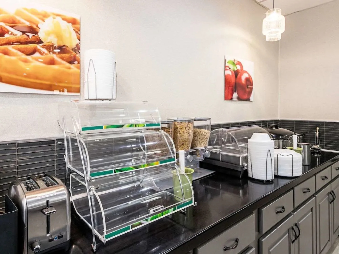 Farragut Inn & Suites