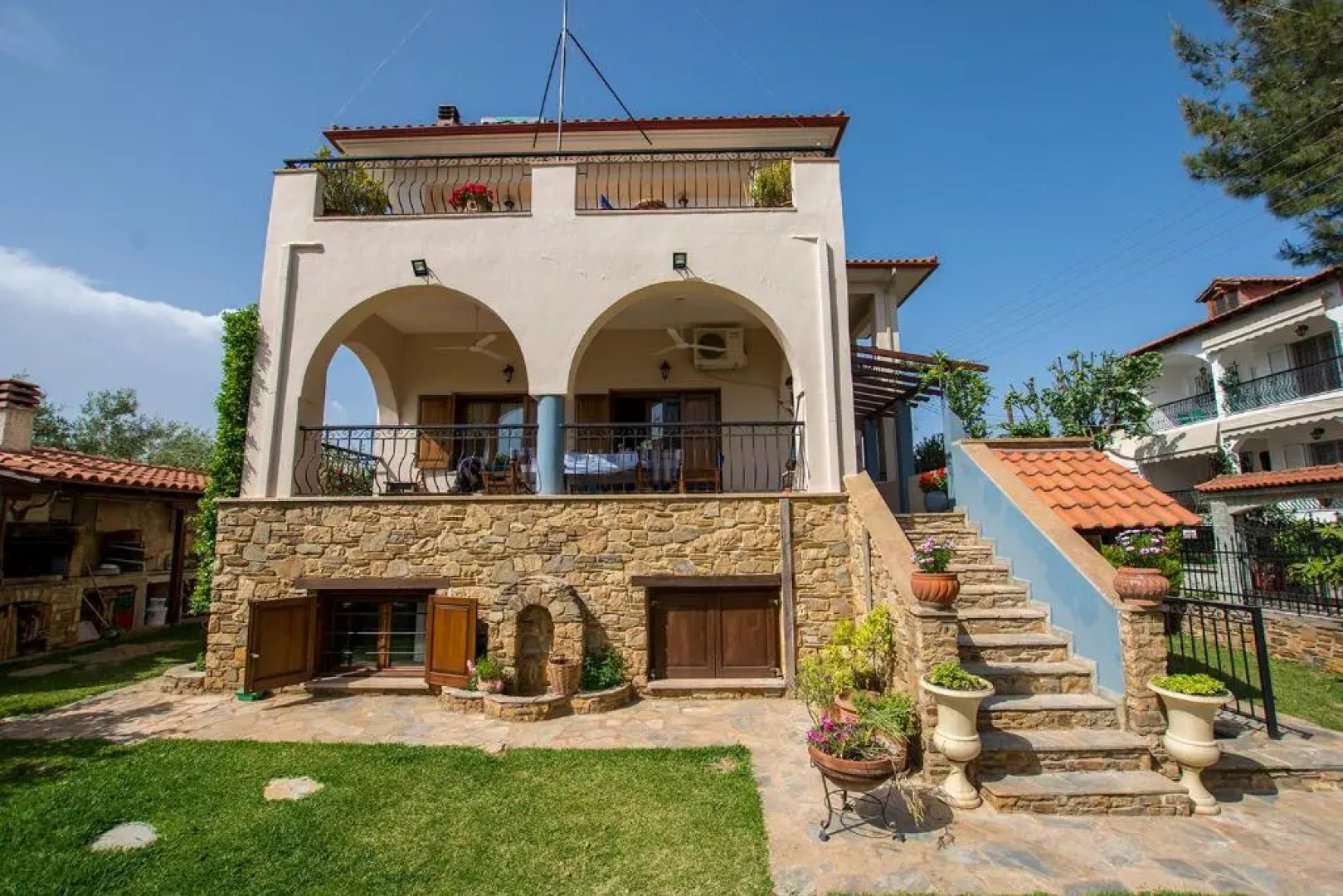Rustic, luxurious,garden villa 70m from the sea