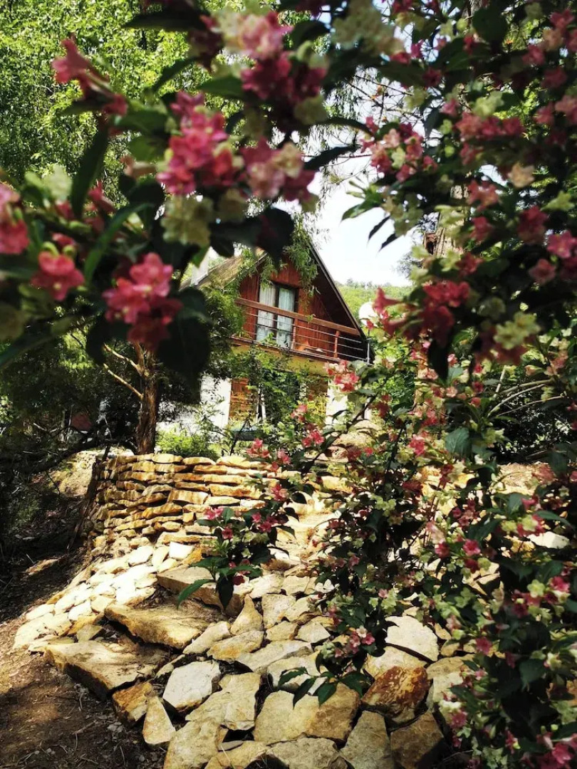 Sunny Wooden House on Creek, 30 Minutes Prague