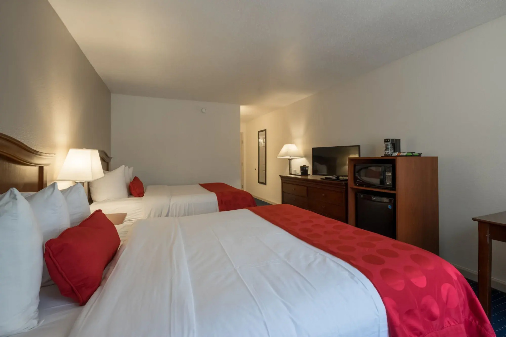 Cottonwood Suites Savannah Hotel & Conference Center