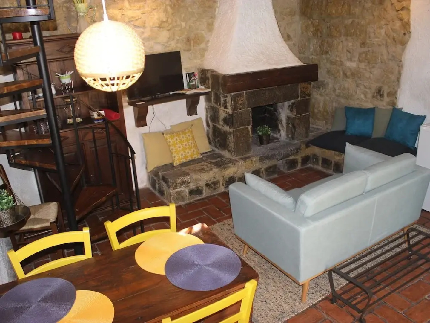 Completely Surrounded by Nature, a Lovely Pool, Sun, Relax!