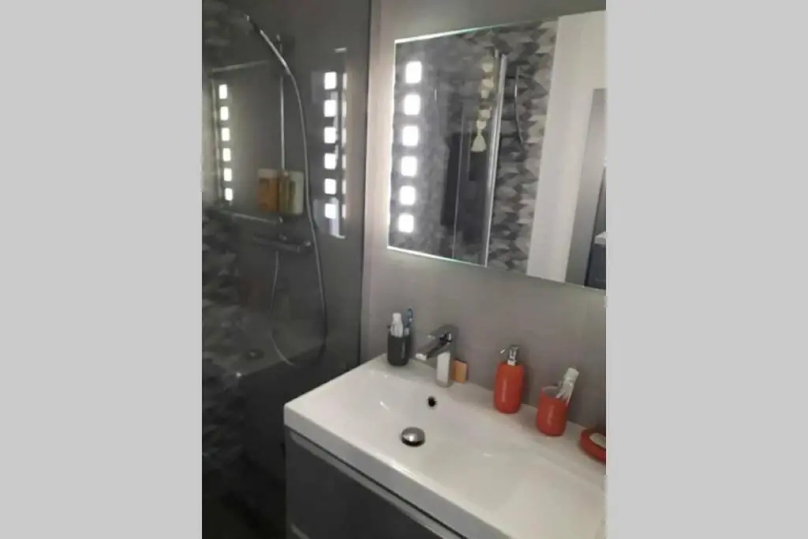 Chaleureux appart 2 pièces entièrement rénové.