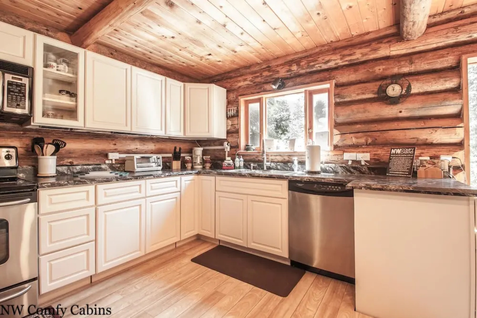 Whispering Winds Apartment 3 NW Comfy Cabins