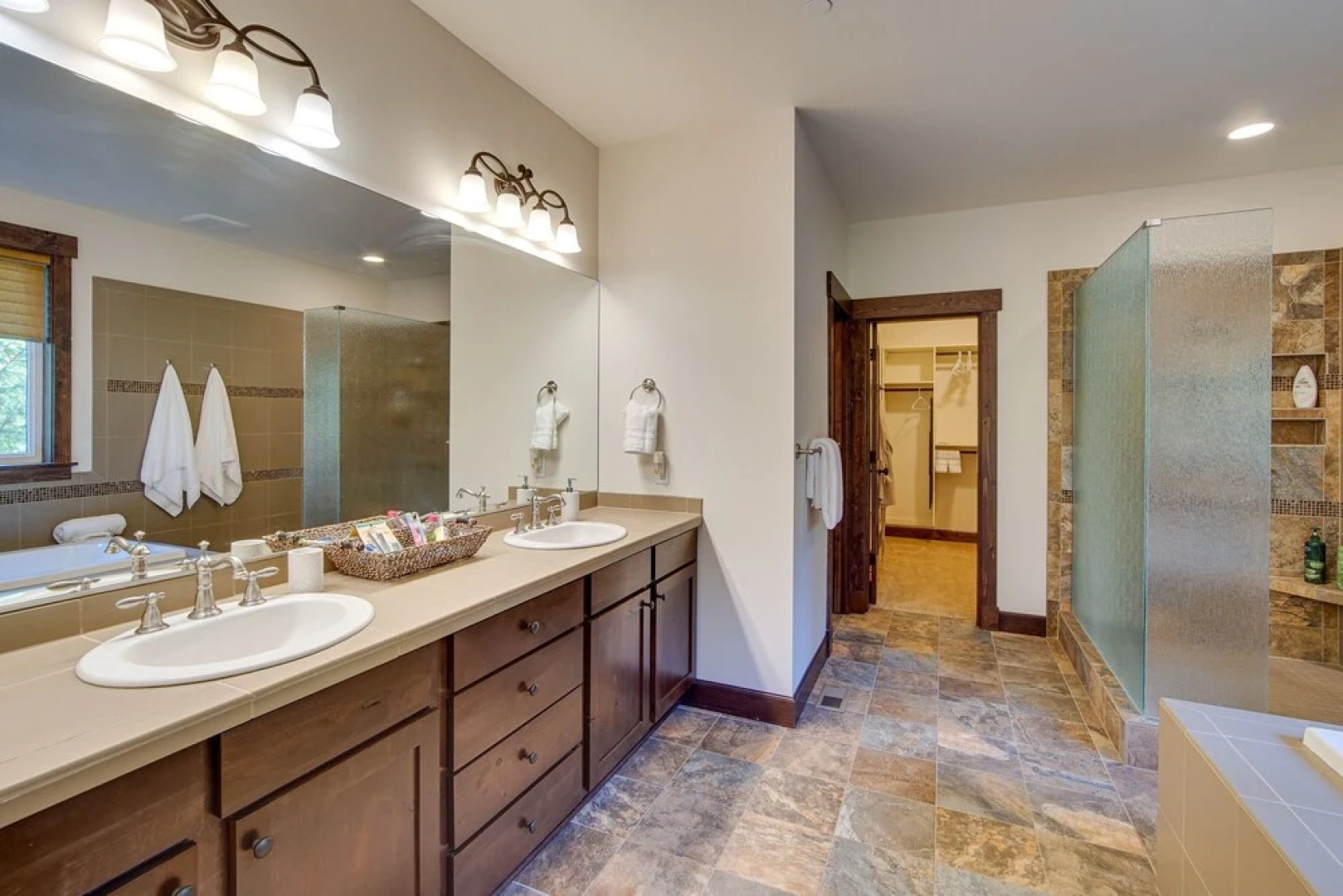 Luxury Home in Suncadia Hot Tub + Fire Pit!