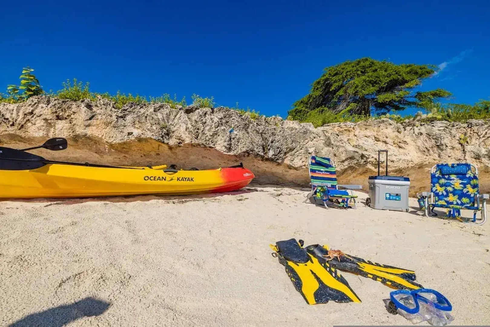 Beachfront Villa w Pool Sleeps 16 Dining Tub