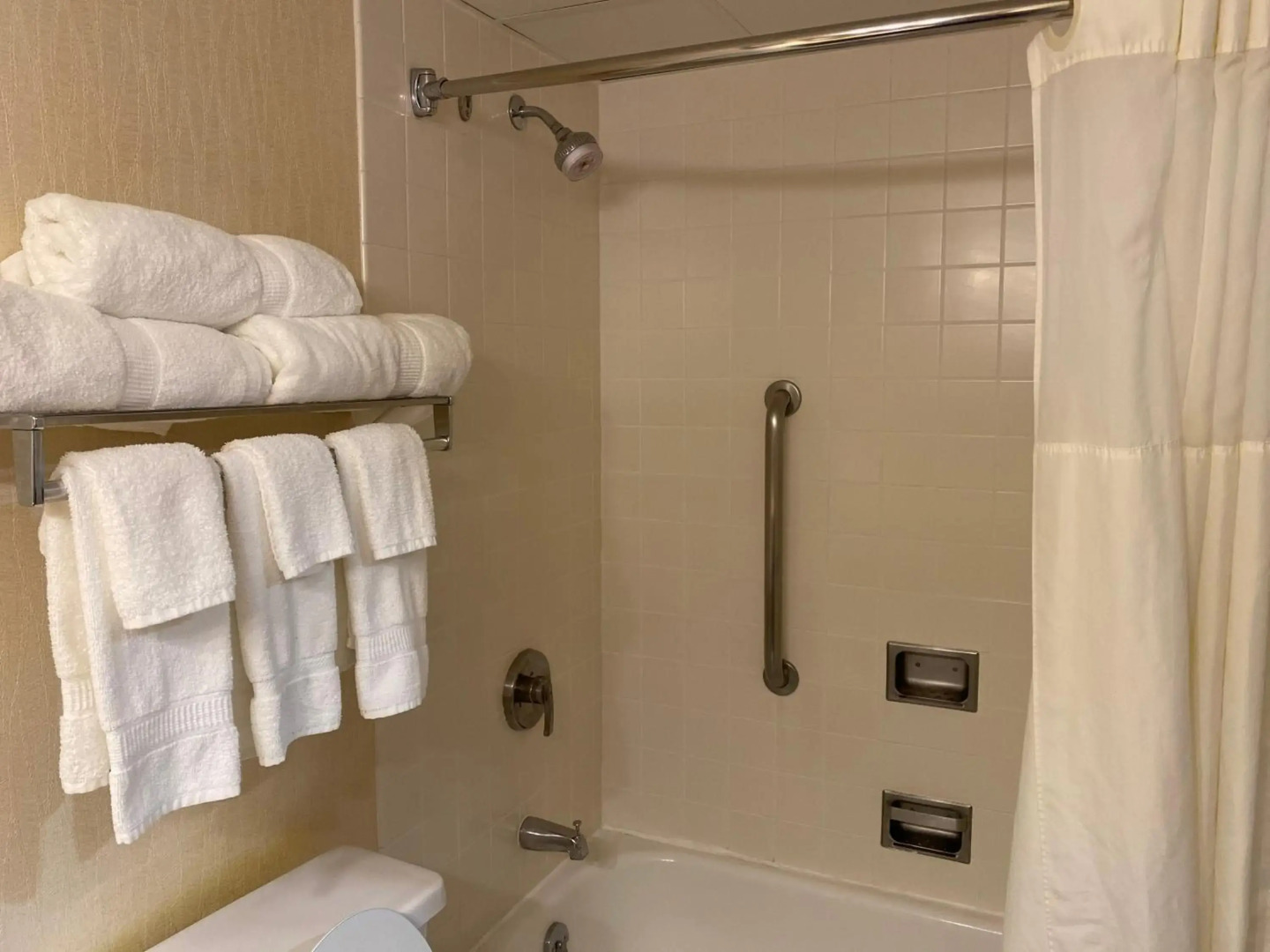 Clarion Hotel Conference Center on Lake Erie