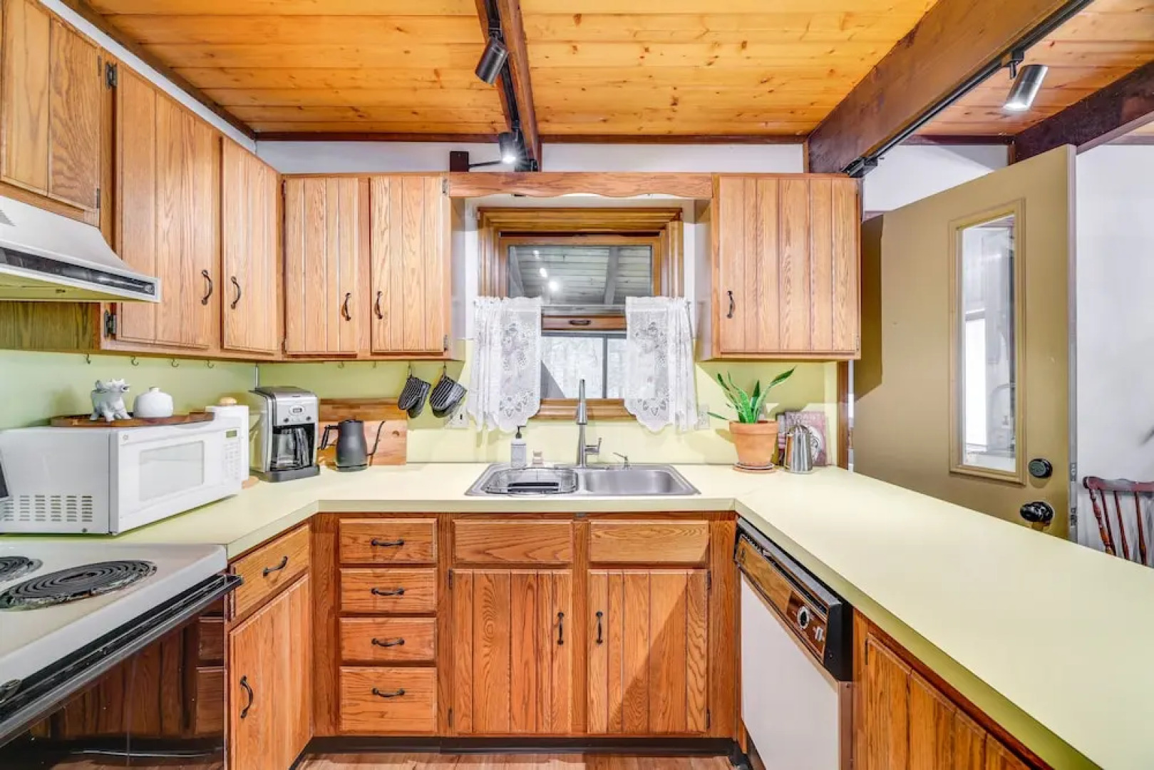 Traditional Blakeslee Chalet: Deck & Lake Access!